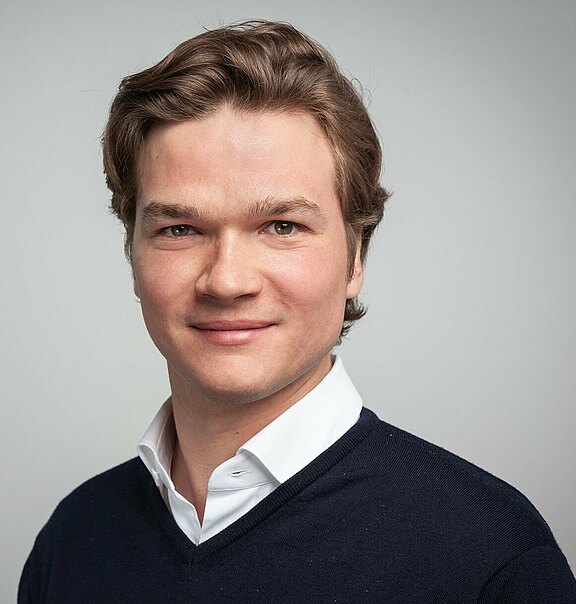 Portrait_Dr._Daniel_Willmann_ART_AI_US_Balanced.jpg